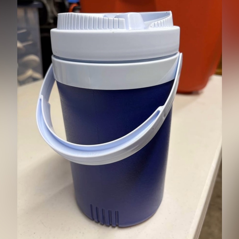 Rubbermaid Blue and White Insulated Water Jug